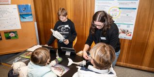 Mitmachen, tüfteln und entdecken: Der Tag des Buntstifts im Stiftsgymnasium Sindelfingen lädt Kinder und Familien zum Ausprobieren ein. Bilder: Nüßle/A
